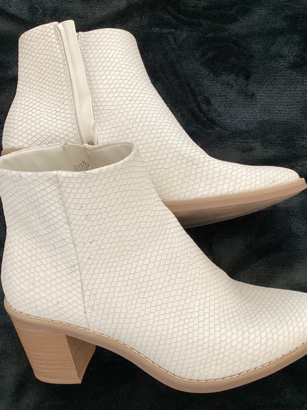 Universal Thread, size 7.5, cream color, snake texture, very gently used booties